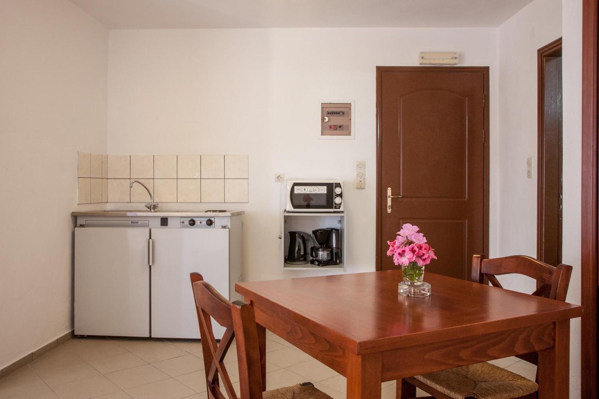 Agia Marina Ekavi Apartments מראה חיצוני תמונה